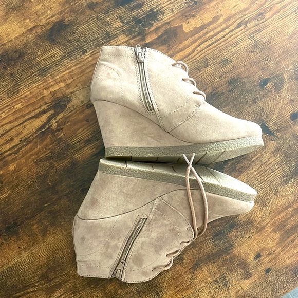 Short brown booties, size women’s 7! - Picture 2 of 5